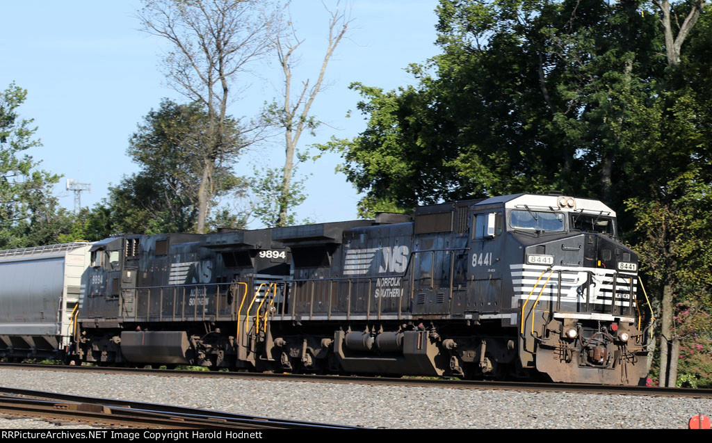 NS 8441 & 9894 lead train 158 northbound